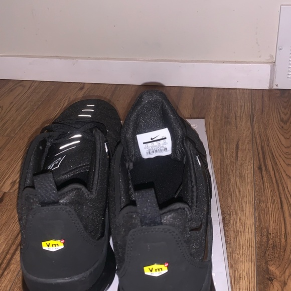 size 12 NIKE AIR VAPORMAX PLUS BLACK / BLACK - DARK GREY - Picture 3 of 8